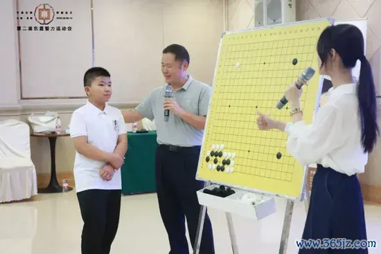 周鹤洋九段和俞俐均四段现场率领